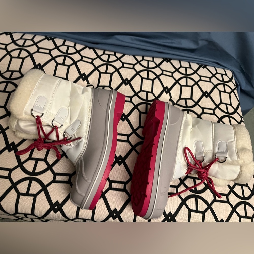 Cat & Jack Waterproof Winter boots size 4; worn a few times; smoke free house